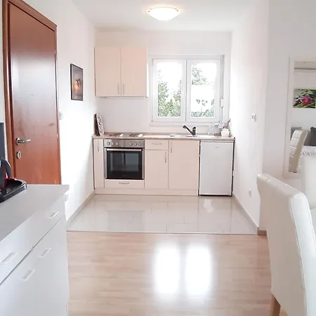 Apartment Helle In Mit Terrasse By Interhome Selce